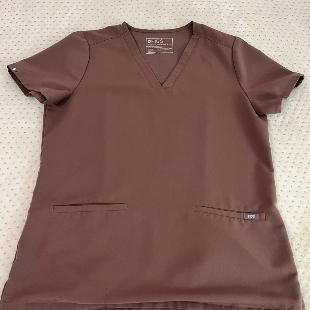 Figs top size small. Stain on front. Color Taupe.